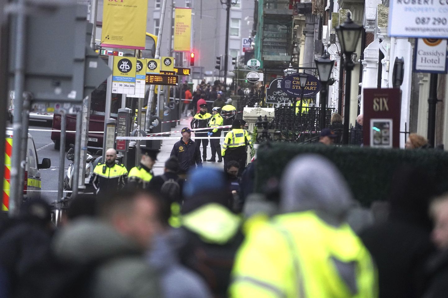 Politseinikud Dublini tänaval, kus ründaja pussitas viite inimest.
