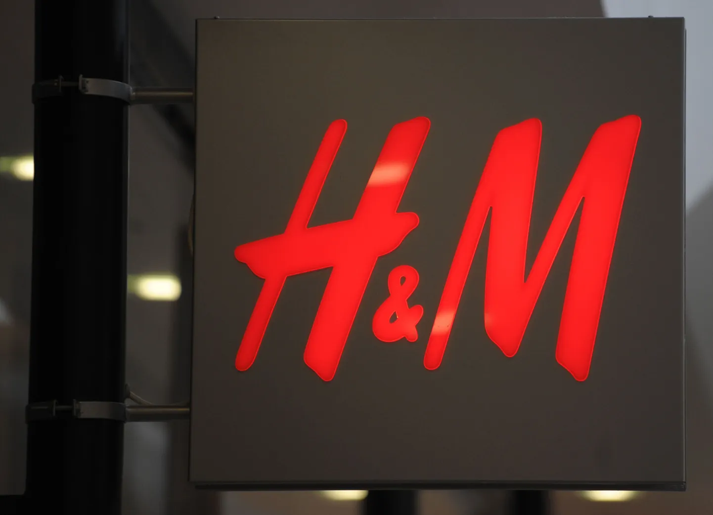 Логотип H&M