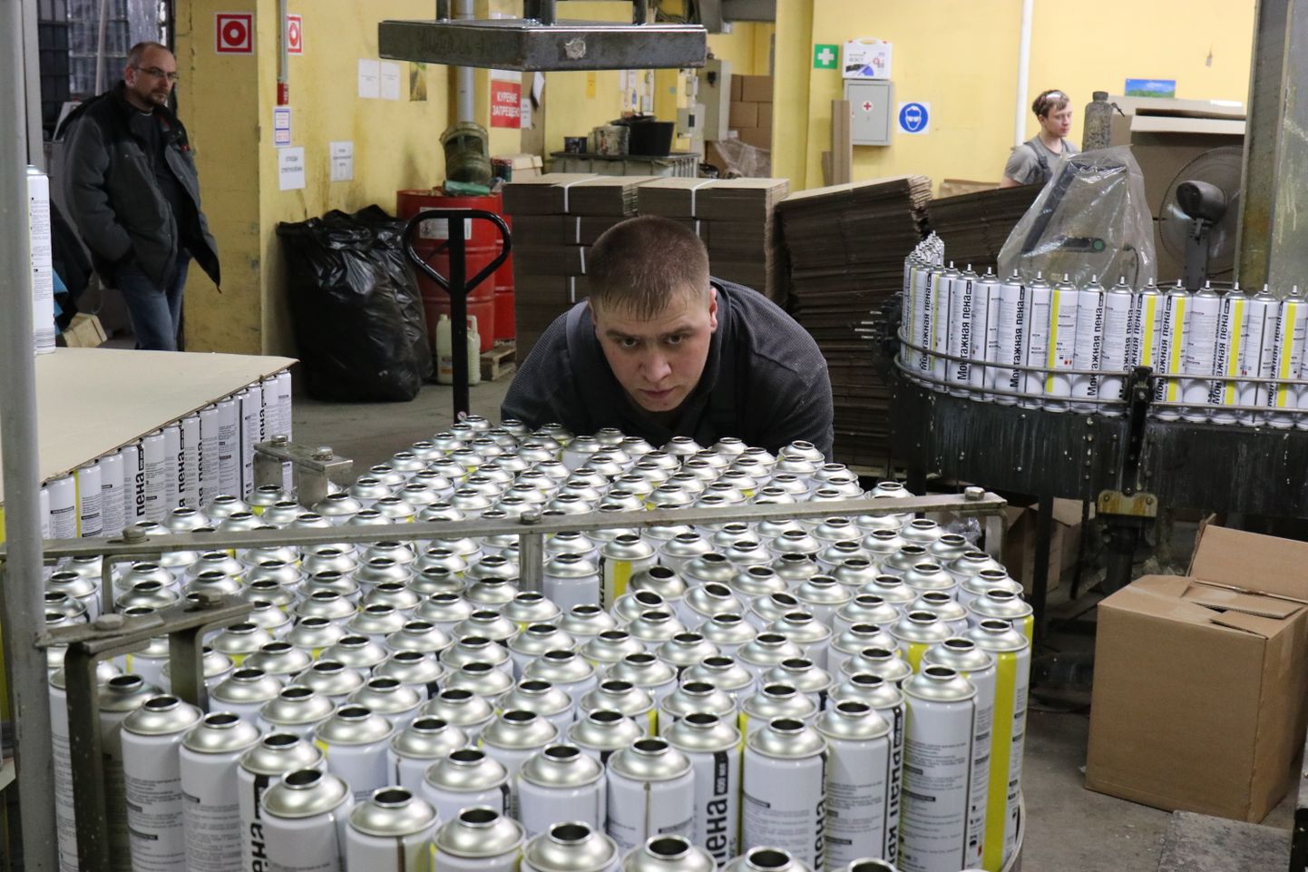 12lk1
Liinitööline valmistab Wolf Grupi tehases Moskva oblastis Žukovskis ette aerosoolballoone ehitusvahuga täitmiseks.