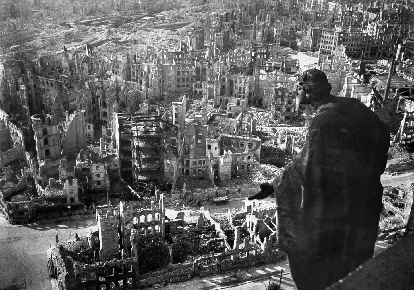 Dresdeni raekoja tornist 1945. aastal avanenud vaade lääneliitlaste pommitamises hävinud linnasüdamele, esiplaanil liivakivist raiutud skulptuur «Bonitas».