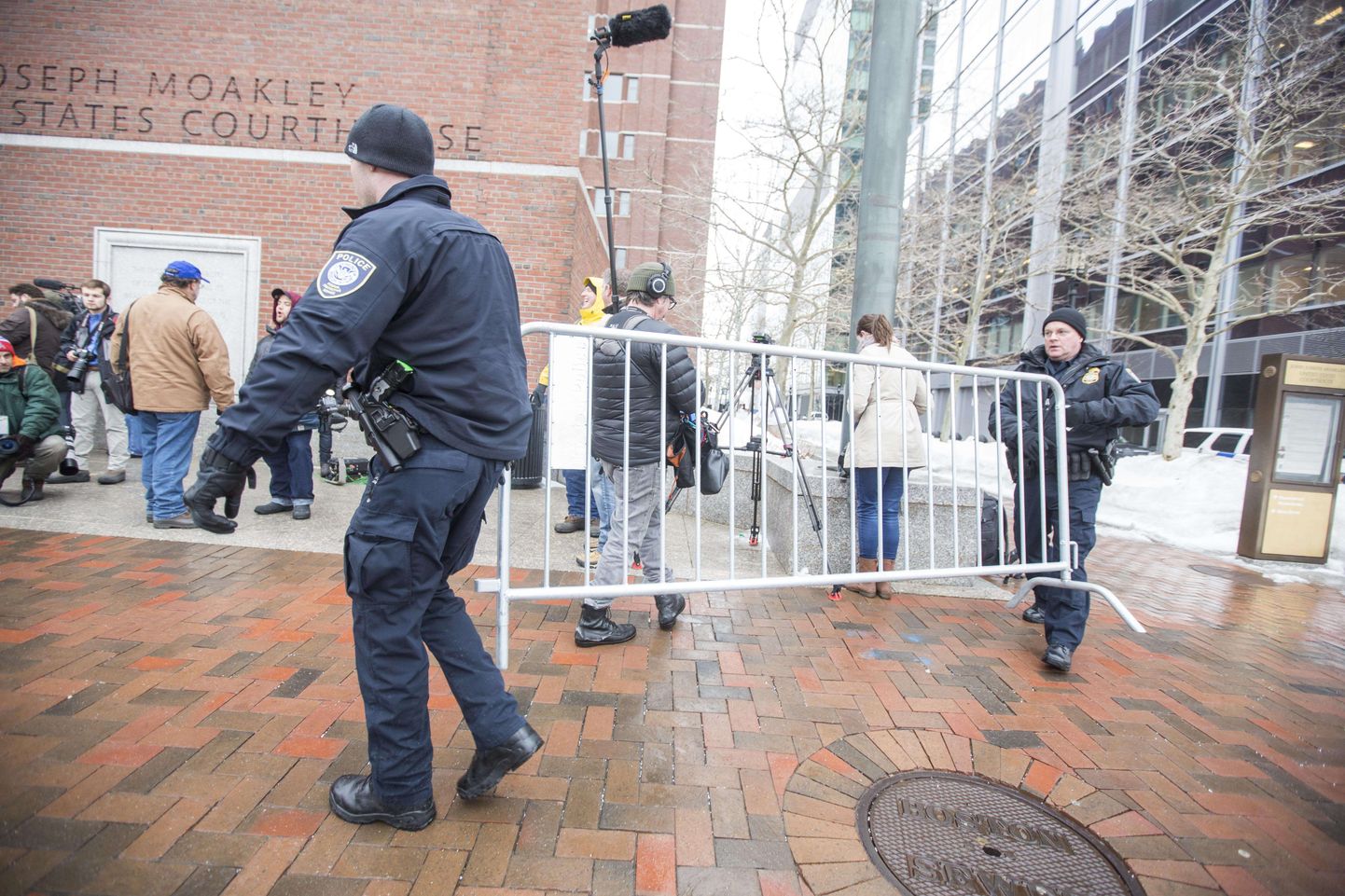 Politseinikud täna Bostoni kohtu ees.