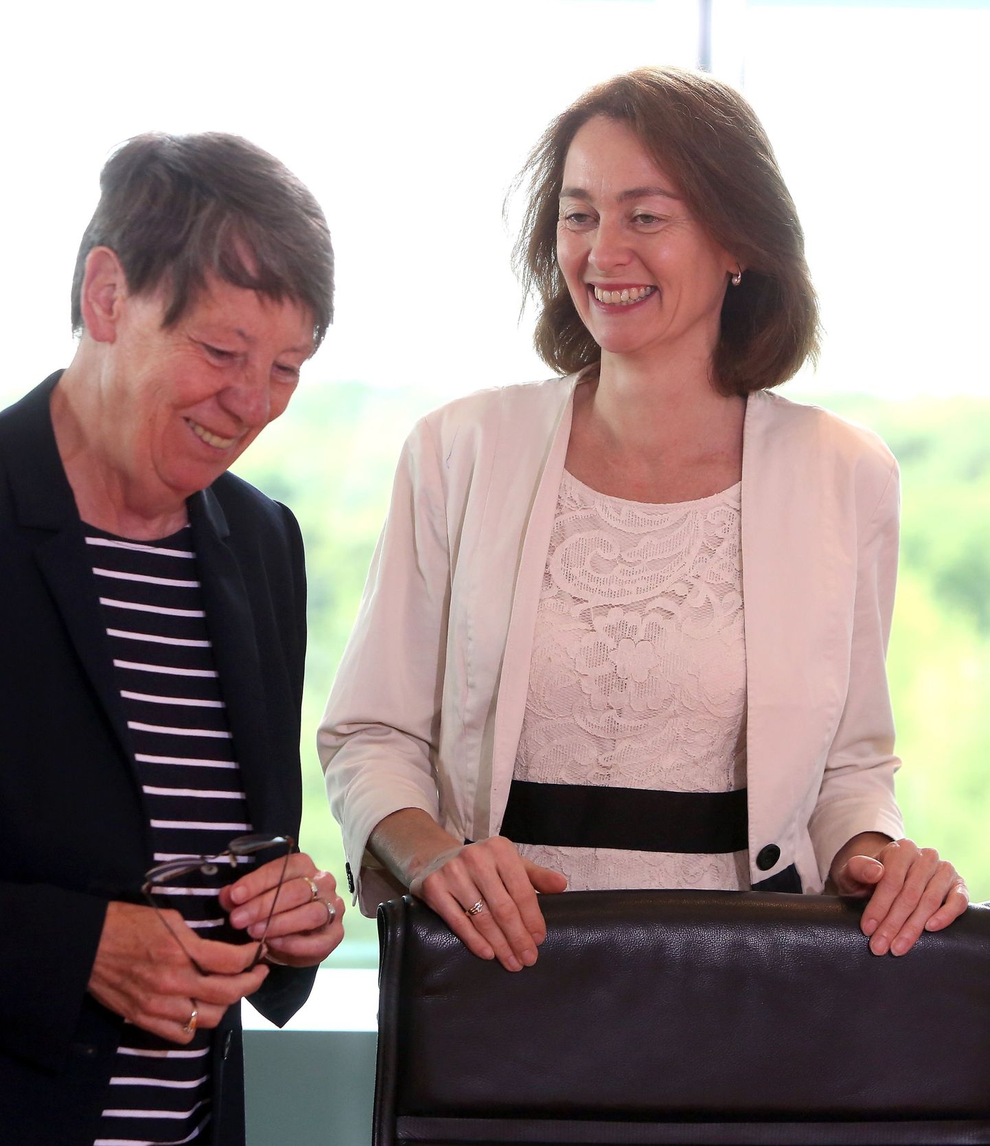 Saksa keskkonnaminister Barbara Hendricks (vasakul) ja pereminister Katarina Barley (paremal) vestlemas enne valitsuse istungit.