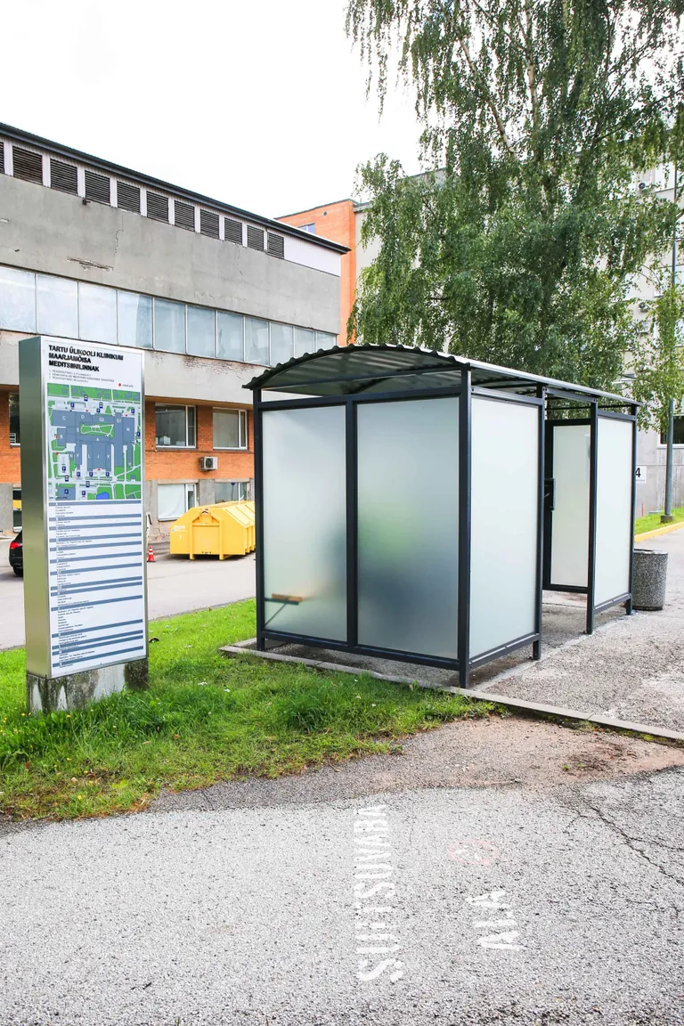 Paar kuud tagasi tellis Tartu ülikooli kliinikum maja ümber kolm suitsupaviljoni, et suitsetajad peauste kõrvalt eemale meelitada.