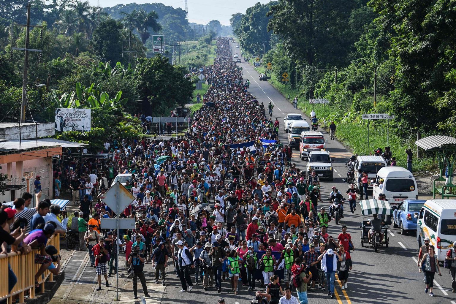 Honduralased läbi Mehhiko USA piiri poole marssimas. FOTO: Pedro Pardo/afp/scanpix