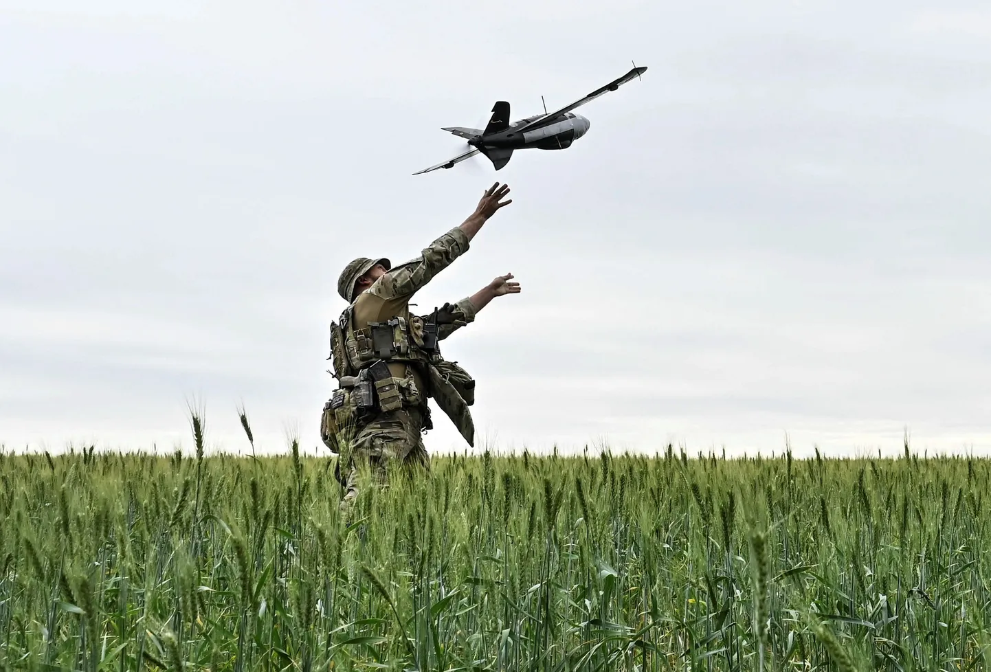 Украинские военный запускает дрон.