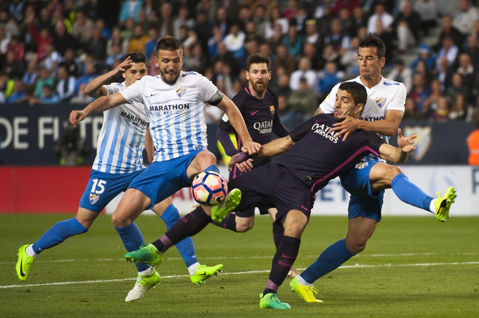FC Barcelona jalgpallimeeskond eesotsas Luis Suarezi (ees) ja Lionel Messiga (tagaplaanil) pidi Malaga vastu kindlat kaotust tunnistama.