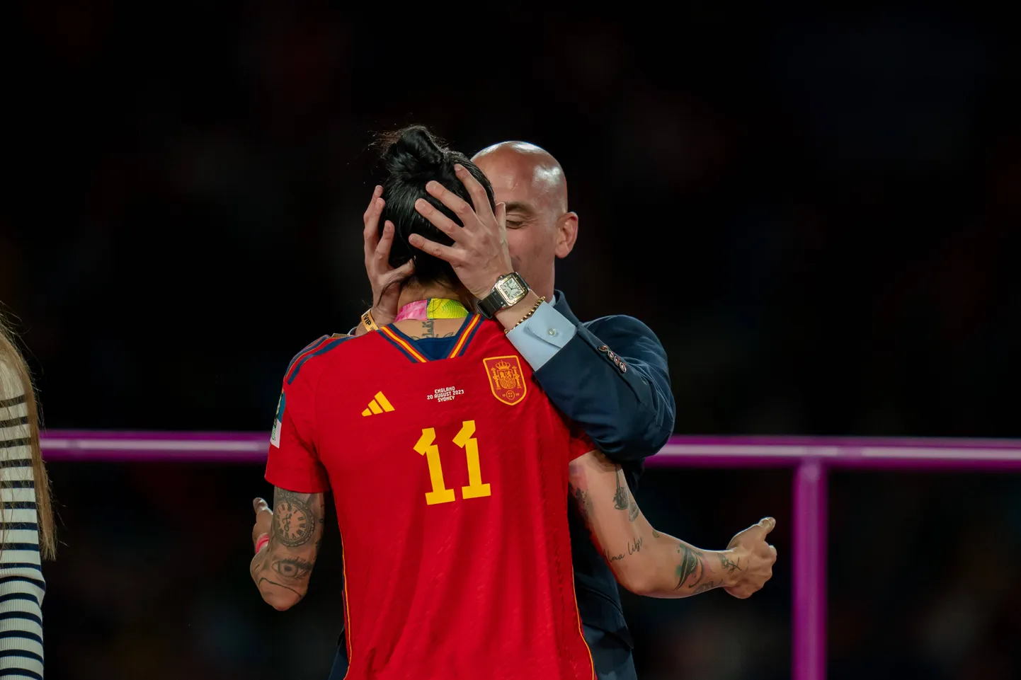 Luis Rubiales (tagaplaanil) hoidmas kahe käega Jenni Hermoso pead.