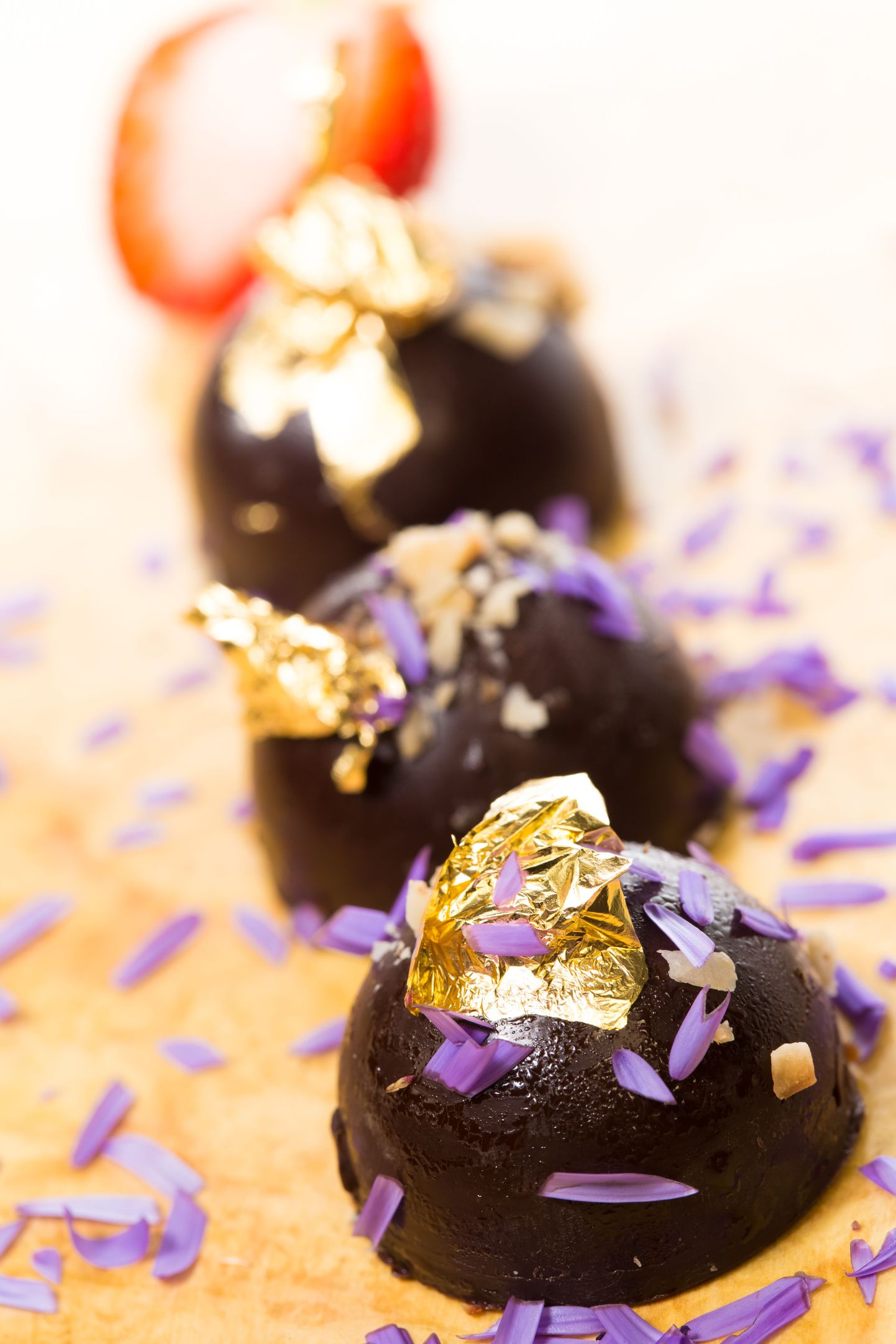 Söödava kullaga kaunistatud šokolaadinööbid.