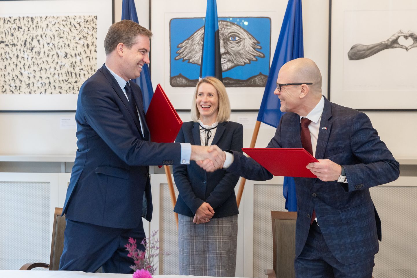 Prantsusmaa väliskaubanduse minister Olivier Becht ning majandus- ja infotehnoloogiaminister Tiit Riisalo allkirjastamas koostöölepet.