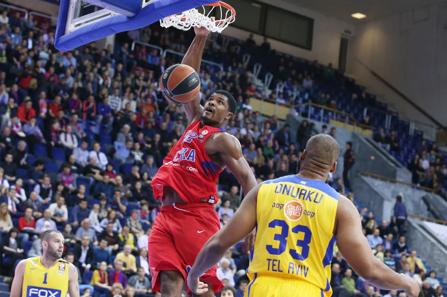 Moskva CSKA ja Tel Avivi Maccabi kohtumine. Palli on äsja korvi vajutanud Kyle Hines.