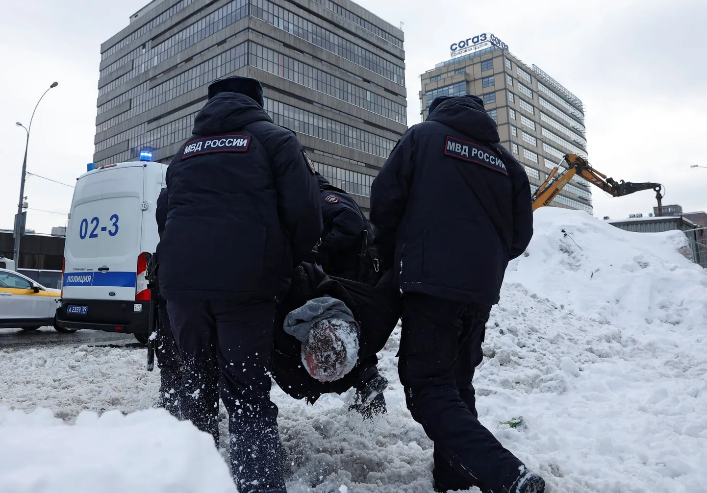 Vene politsei veab Aleksei Navalnõi mälestusüritusel kinnipeetud meest politseiauto poole. NB! Foto on illustreeriv!