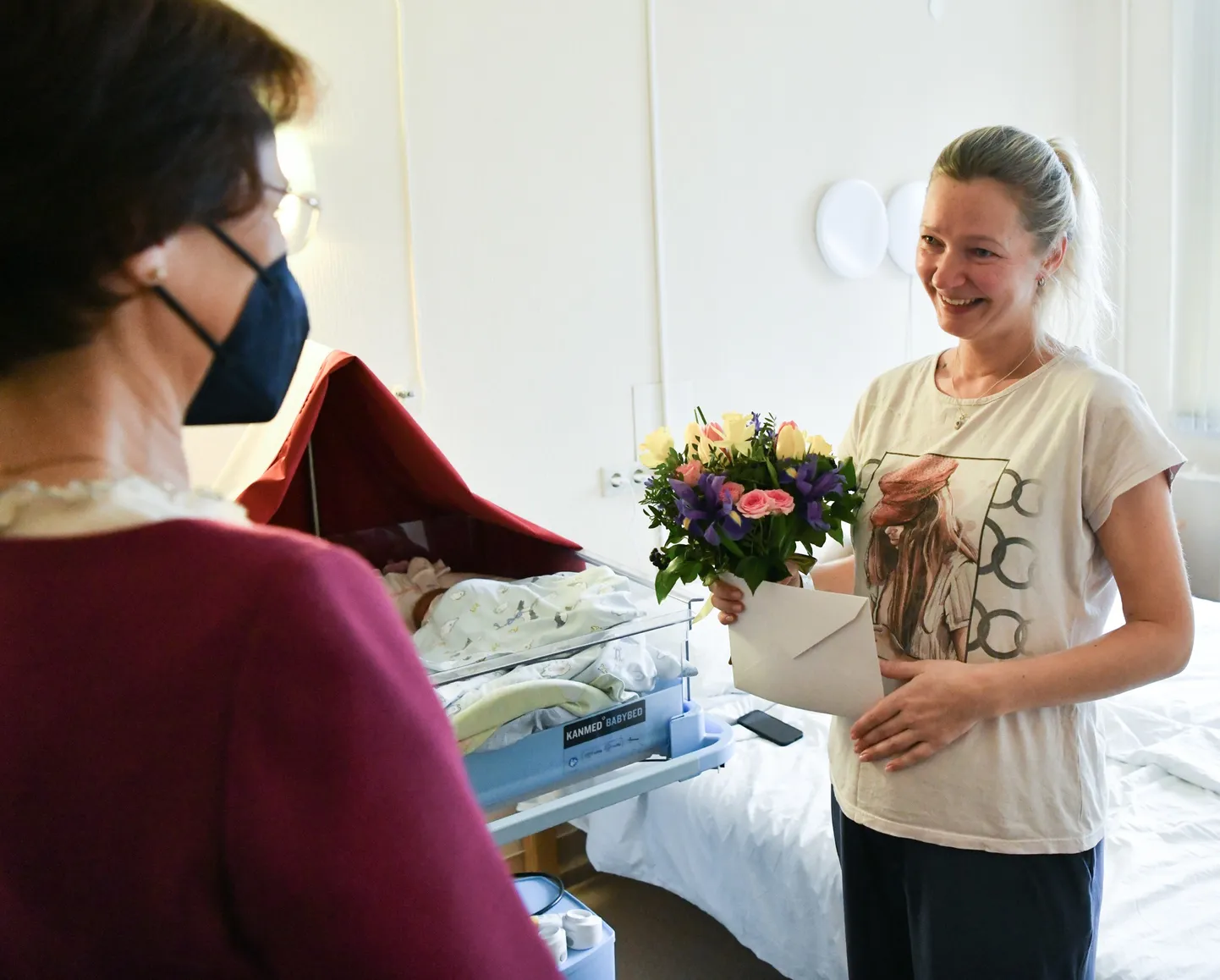 Dina Dabiņa saņem apsveikumus no Dzemdību nama fonda patroneses, Valsts prezidenta kundzes Andras Levites.