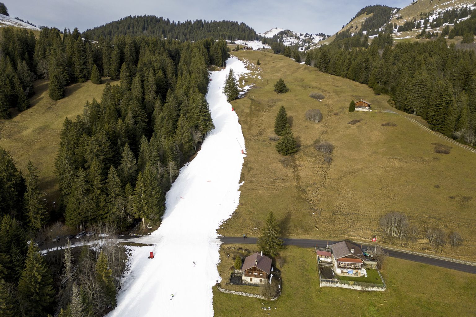 Šveitsi Alpide suusakuurort Villars-sur-Ollon 1. jaanuaril 2023. Kuna õhutemperatuur on jaanuari kohta kõrge, kuni +16 kraadi, saab seal mäesuusatada vaid kunstlumel