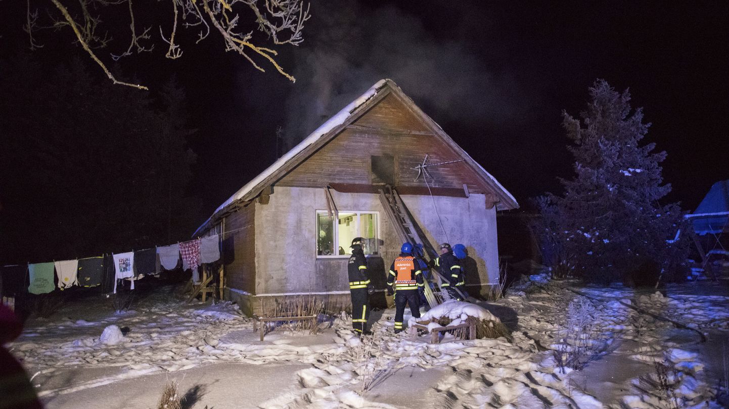 Neljapäeva õhtul süttis Vinni vallas Tammiku külas ühekorruseline maja.