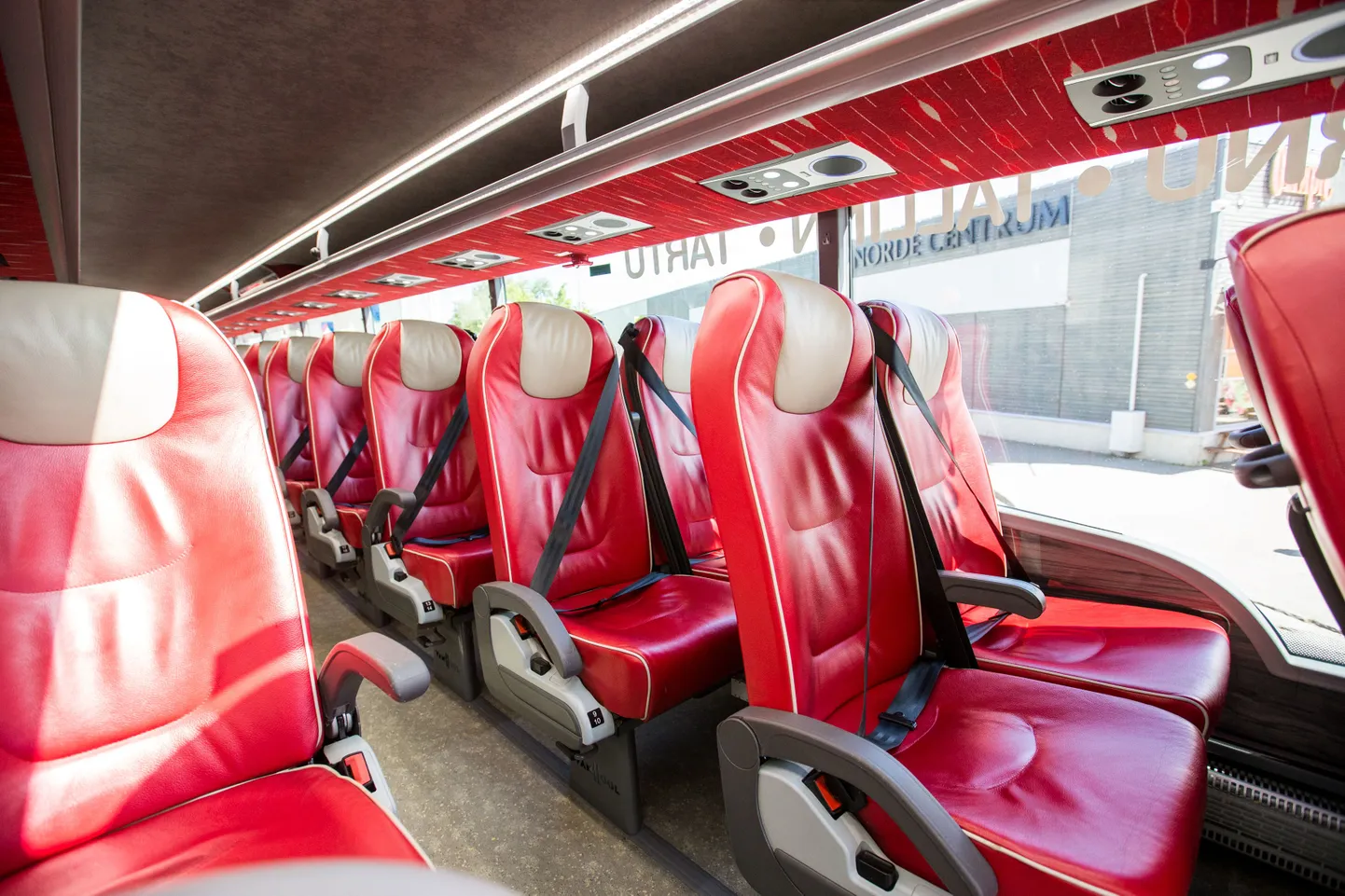 Punaste nahkistmetega kahekorruselised bussid ootavad liiniloa sgeaduse lõppemist parklas.