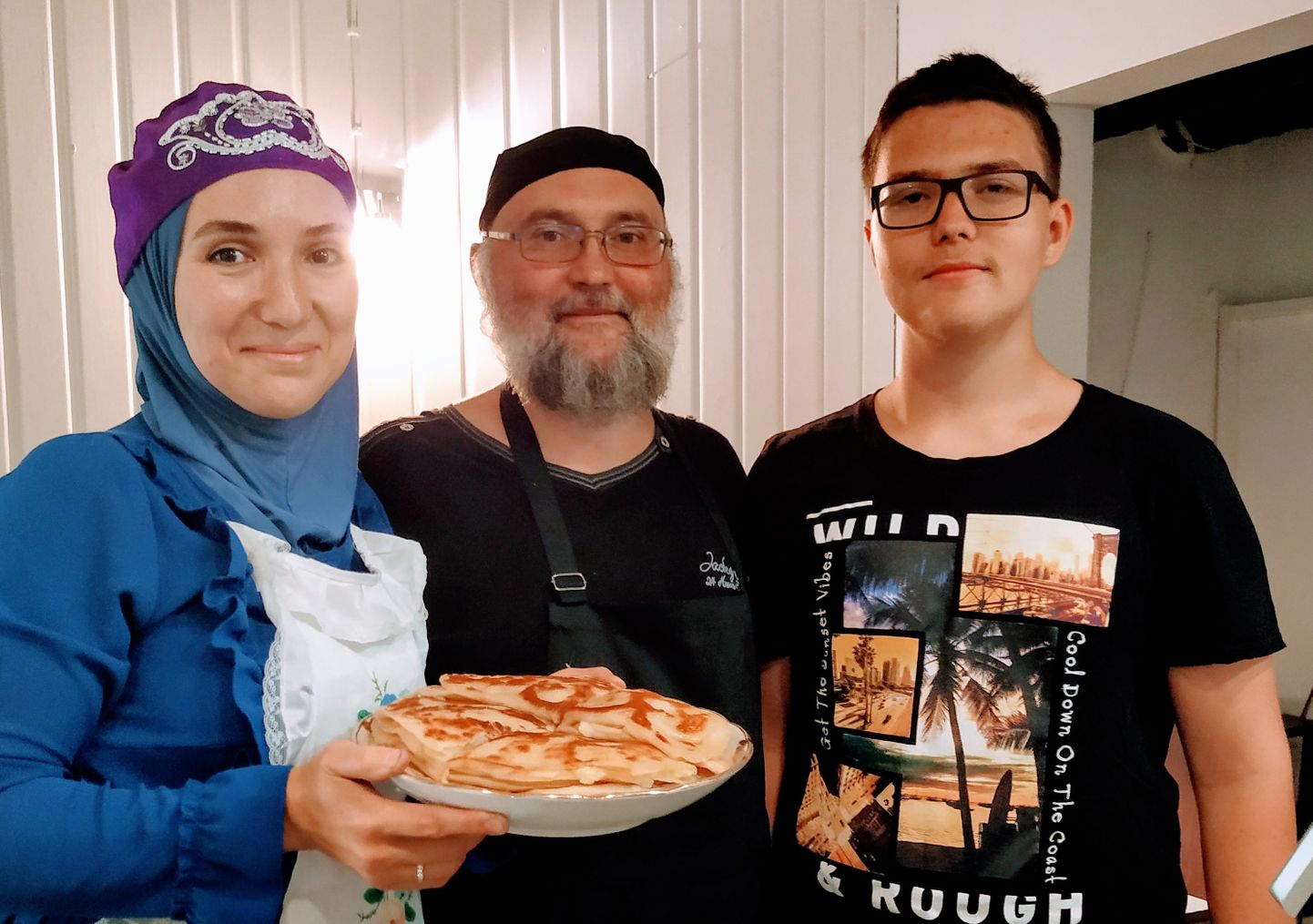 Лия, Ильдар и Ахмет вчера открыли в центре Таллинна чайхану -  семейный ресторанчик татарской кухни.