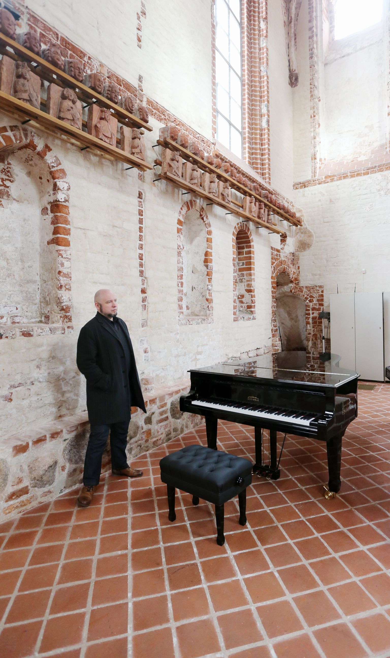 Sihtasutuse Tartu Jaani Kirik juhataja Juhani Jaeger tunneb suurt rõõmu, et pühakojale kingiti uus klaver.