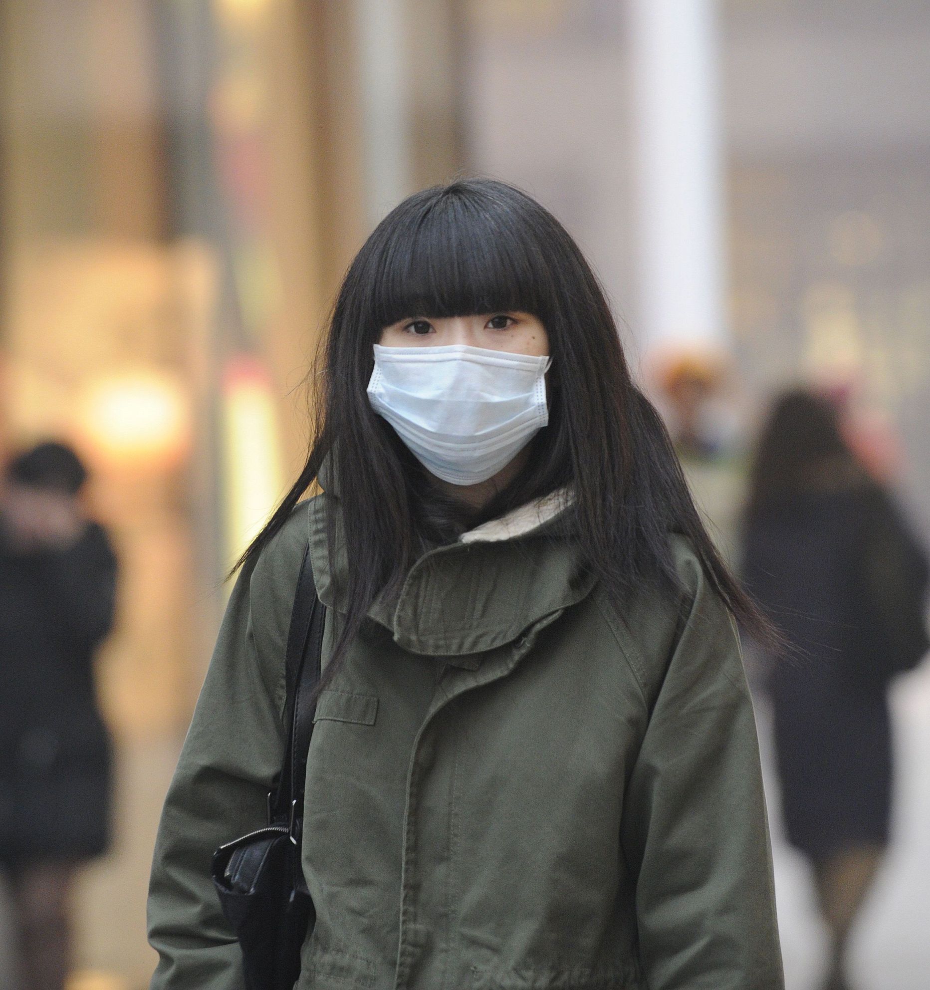Naine kannab Pekingis tiheda sudu tõttu näomaski. Hiina pealinn on üks maailma enim saastatud õhuga paiku.