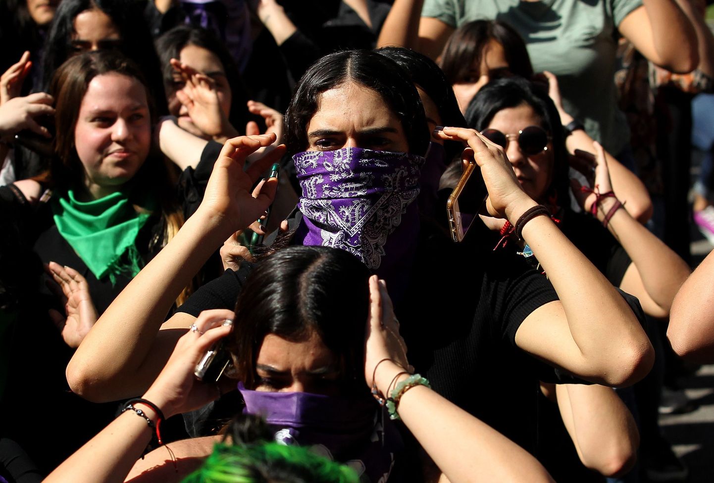 Mehhiko tudengid avaldavad meelt naistevastase vägivalla vastu Guadalajaras 5. märts 2020.