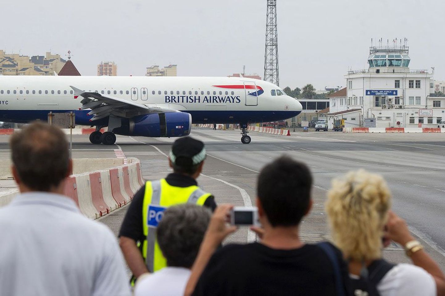 Inimesed ootavad Gibraltaril lennuki maandumist.