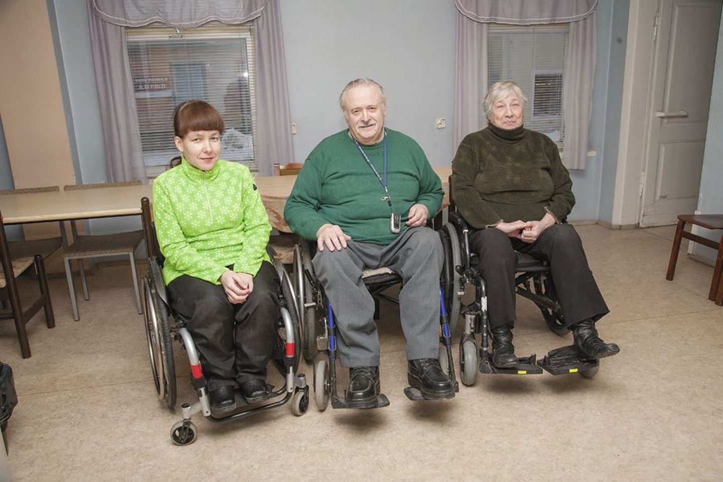 Järvamaa puuetega inimeste koja liikmed, pildil vasakult Maire Nõmmik, Ülo Paas ja Siina Trutin, teavad, mis on ratastooli valimise juures oluline.