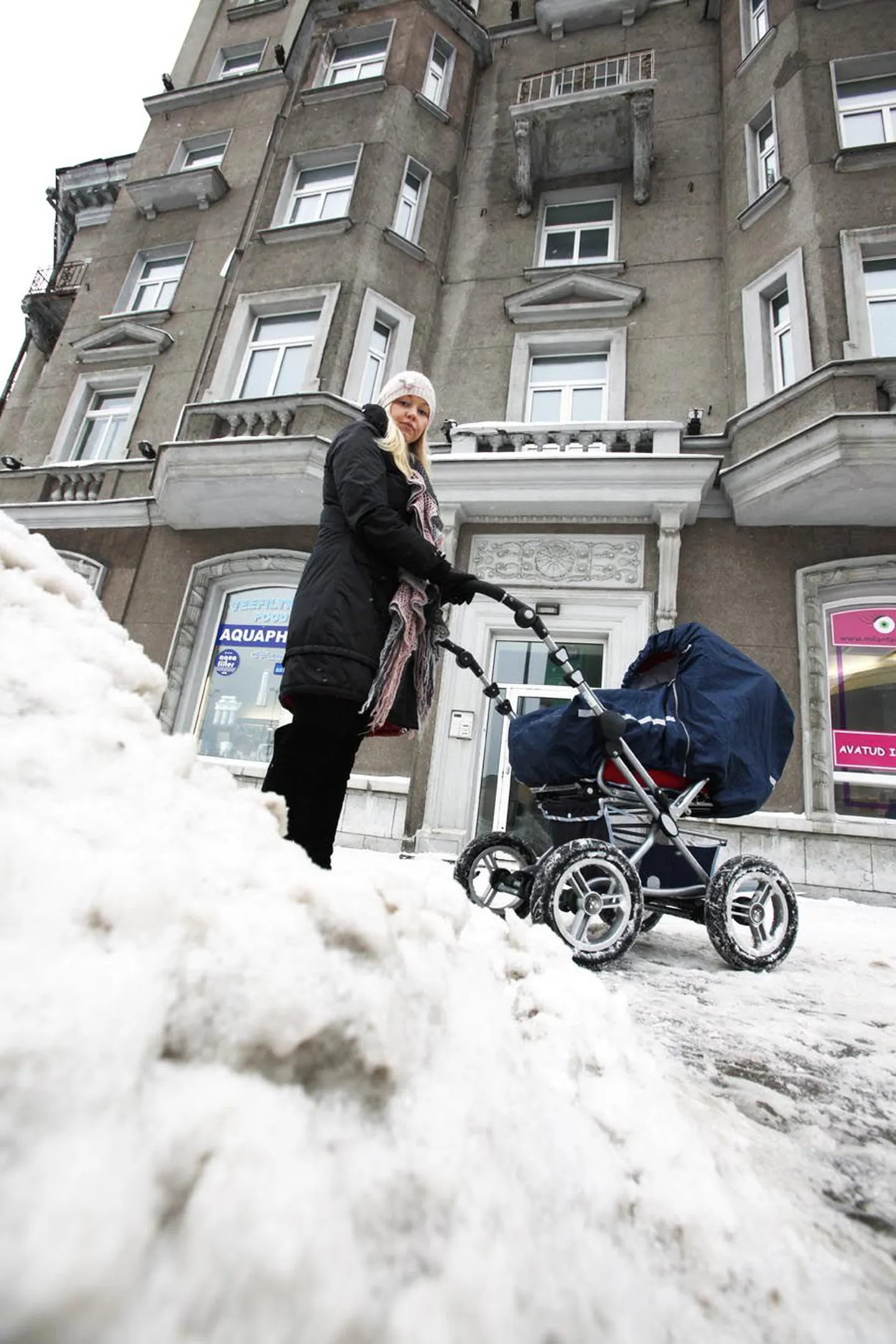 Merle Nestra näitab kohta Tartu maantee 24 maja ees, kus ta end peaaegu surnuks ehmatas, kui tema lapsevankri ette kõnniteele prantsatas katuselt suur jääkamakas.