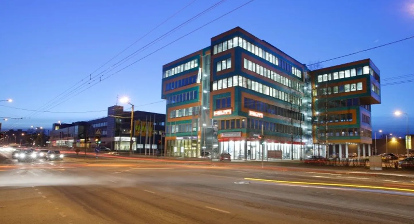 Pilkupüüdev büroohoone Tetris Tallinnas Mustamäe teel.