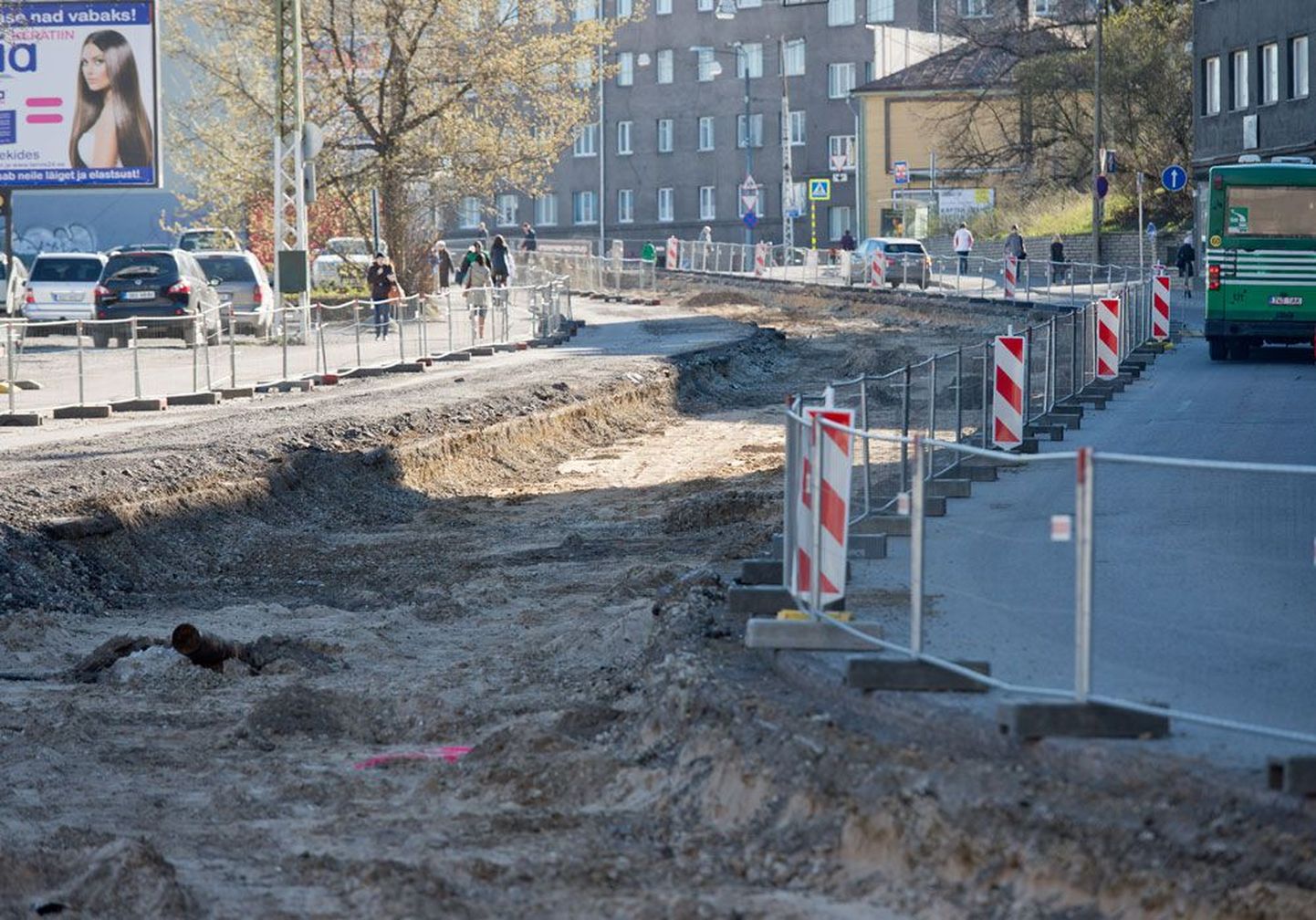 Pärnu maantee on osaliselt suletud, aga üleskaevatud töömaal pole näha ainsatki töömeest.