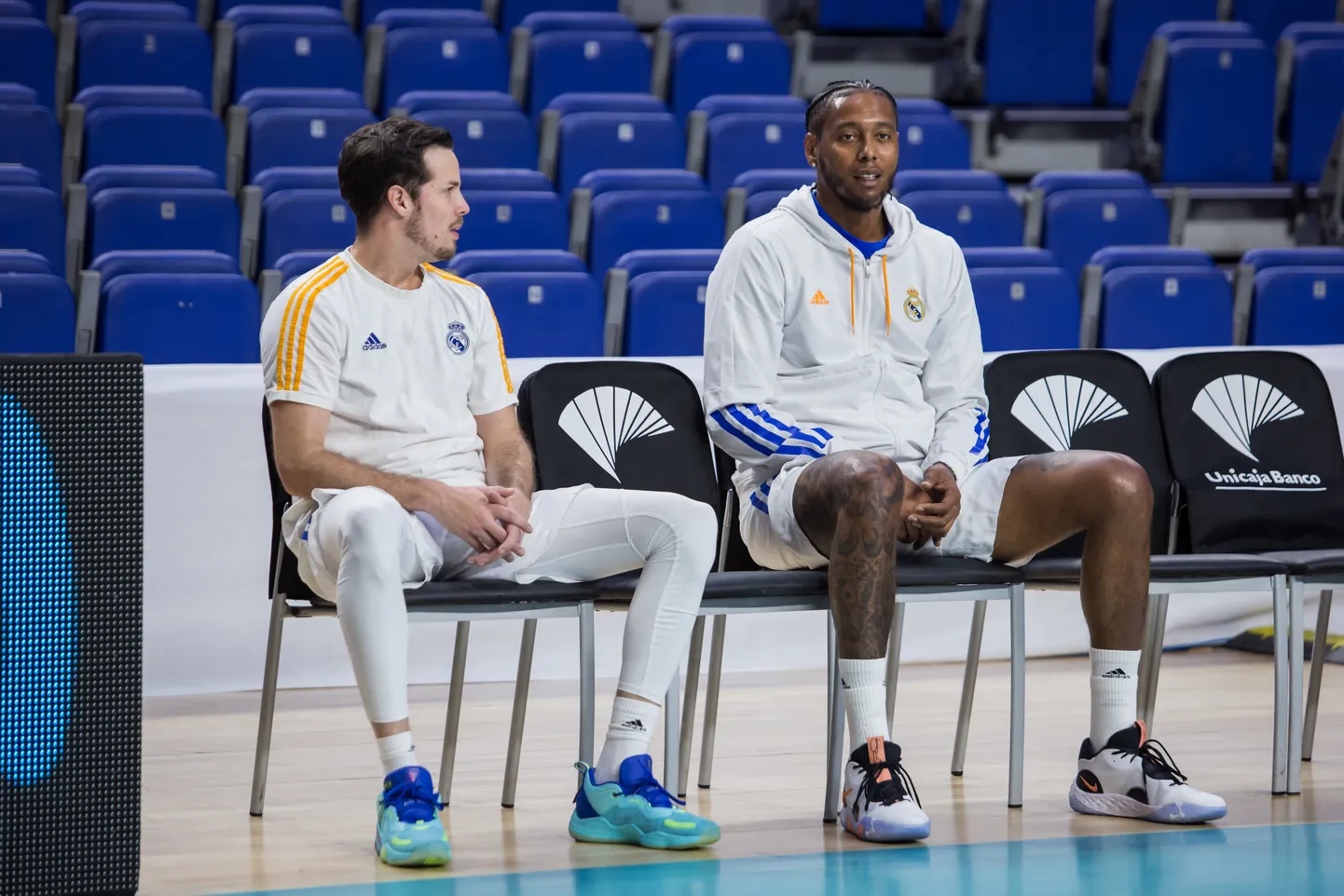 Thomas Heurtel (vasakul) ja Trey Thompkins jäid oma rumaluse tõttu pingile.
