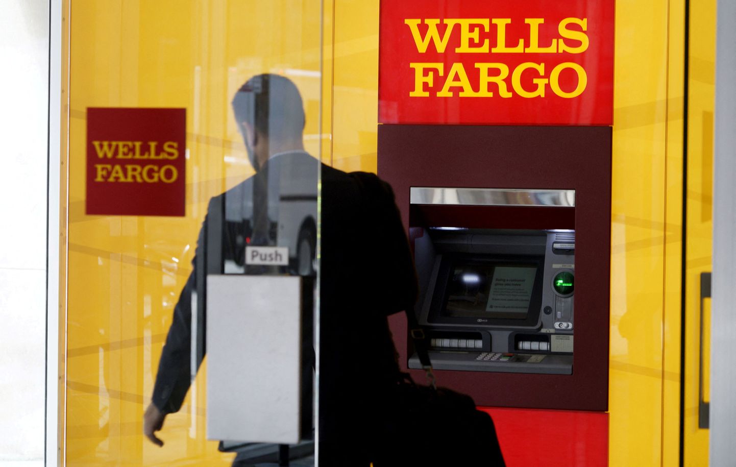 Meesterahvas 13. aprillil 2016 Denveri südalinnas Wells Fargo pangaautomaadi vahetus läheduses.