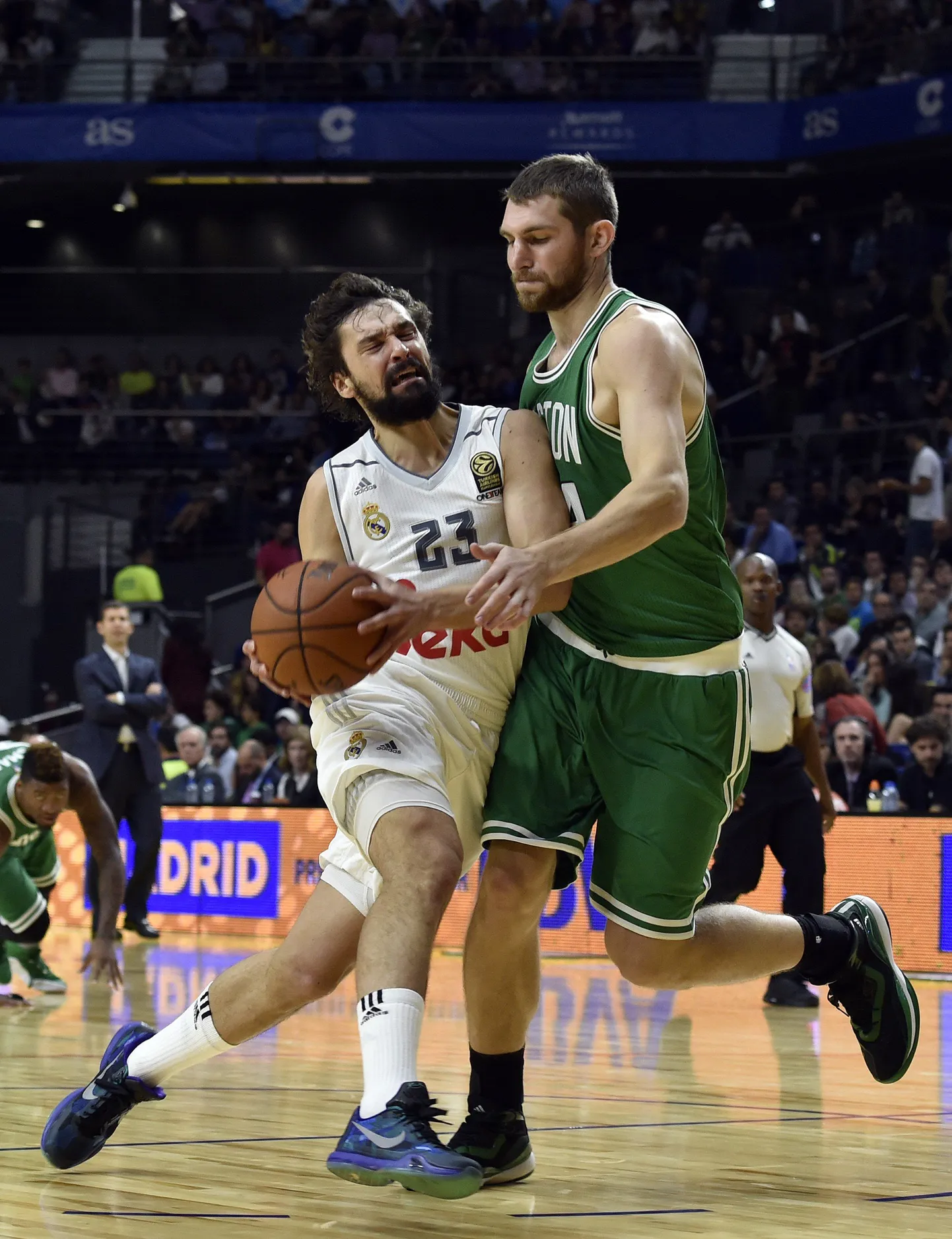 Madridi Reali liider Sergio Llull (vasakul) on kõigi märkide järgi parem mängija kui Boston Celticsi tsenter Tyler Zeller, aga Zelleri palk on sel hooajal enam kui kaks korda suurem.