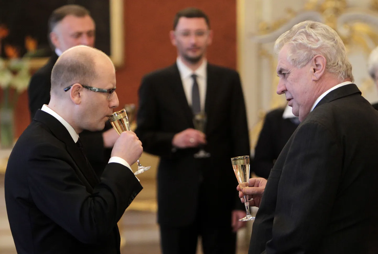 President Miloš Zeman (oaremal) ja sotsiaaldemokraadist vastne peaminister Bohuslav Sobotka.