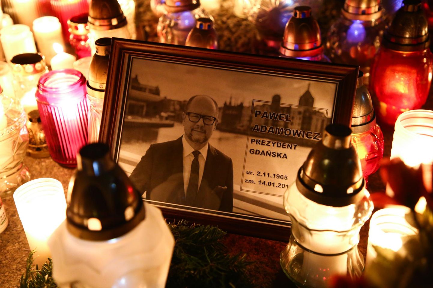 Tuhanded inimesed üle Poola kogunesid mälestama mõrvatud Gdański linnapead Paweł Adamowiczit.