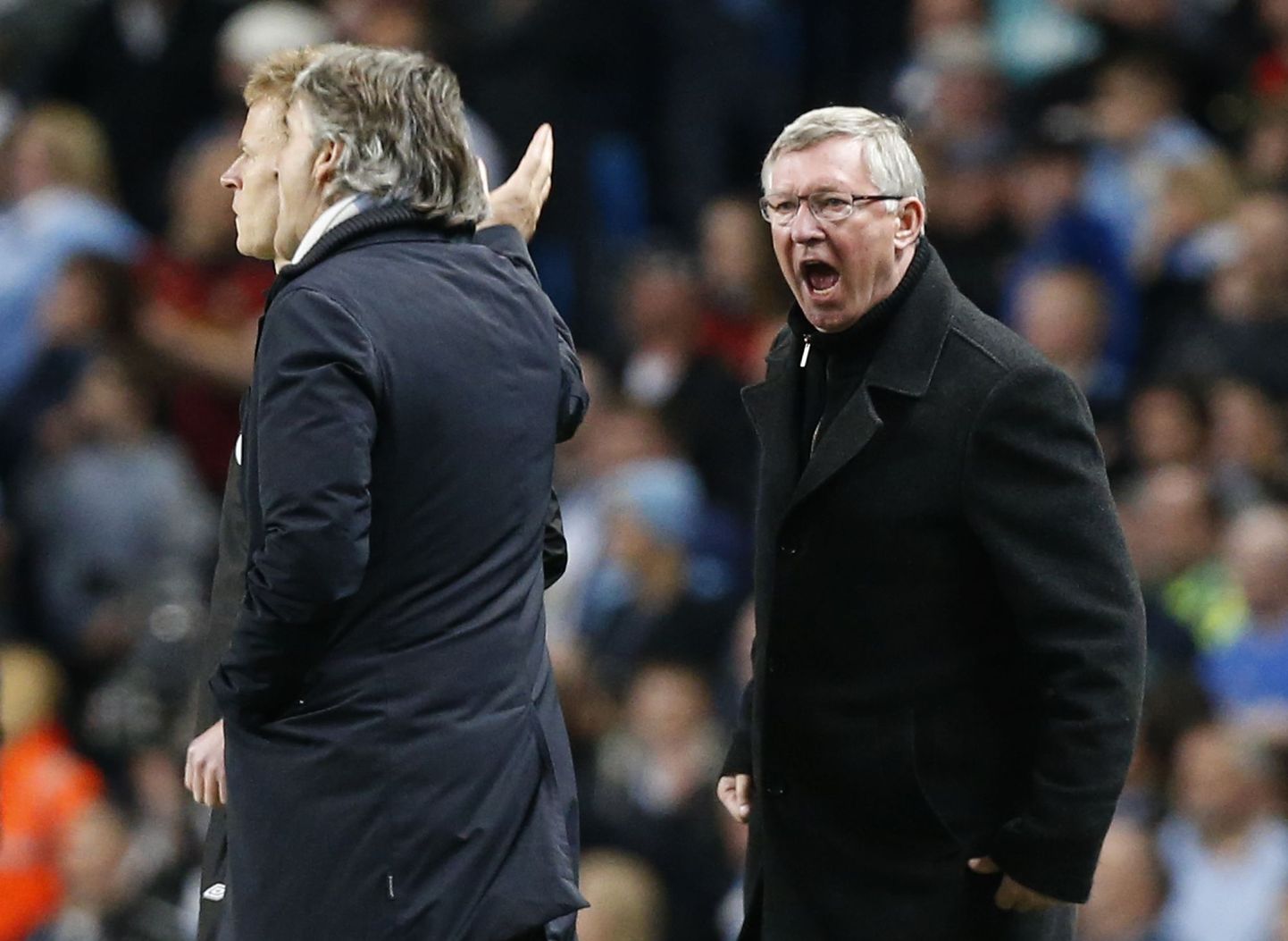 Manchester Unitedi peatreener Sir Alex Ferguson (paremal) ja Manchester City juhendaja Roberto Mancini läksid esaspäevase mängu ajal sõnelema.