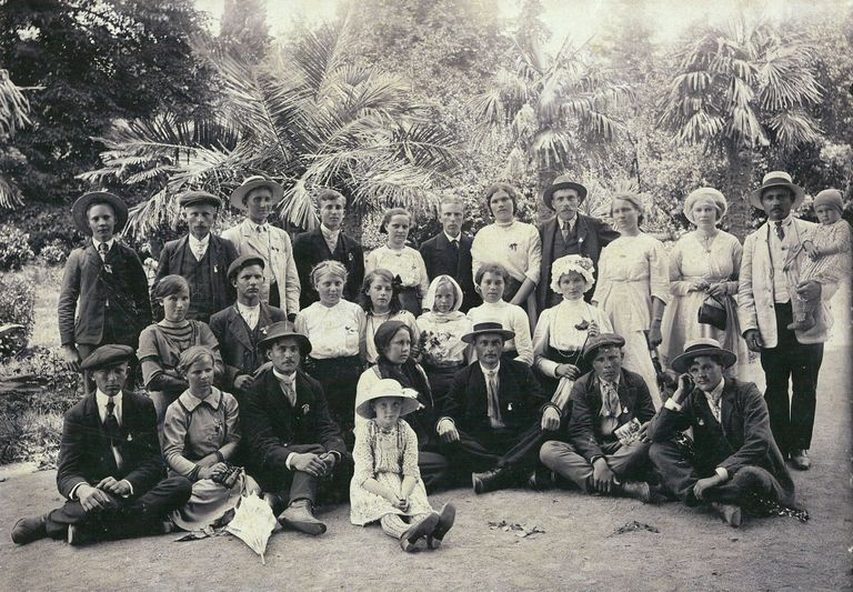 Laulupeolised Suhhumi botaanikaaias 1914.
