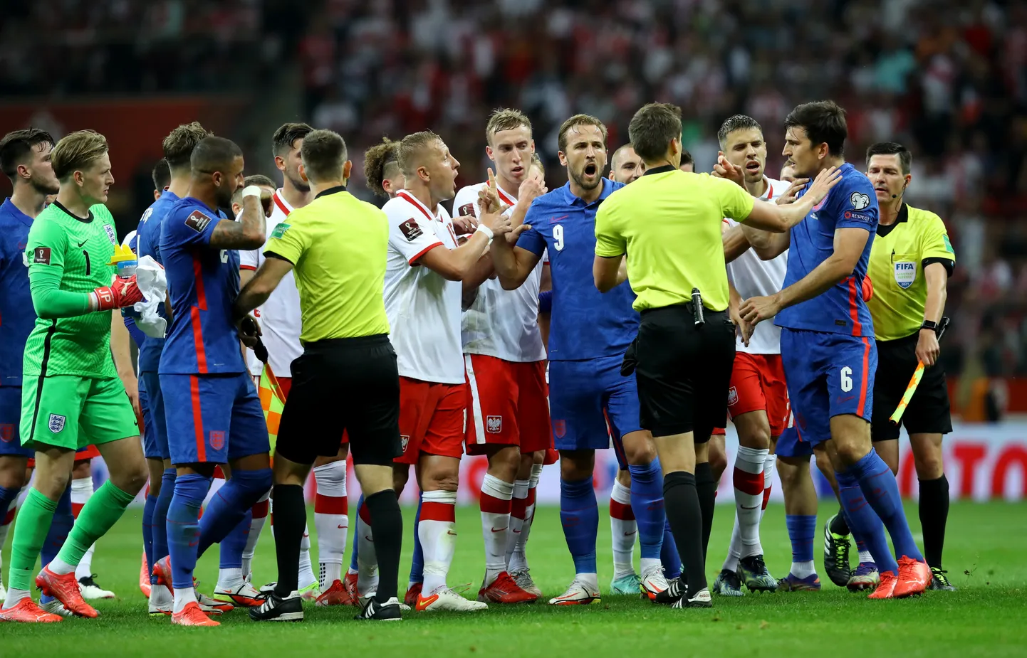 Rüselus MM-valiksarja Euroopa tsooni I-alagrupi kohtumises Inglismaa ja Poola vahel. Keskplaanis kohtunik Daniel Siebert (seljaga) olukorda lahendamas.
