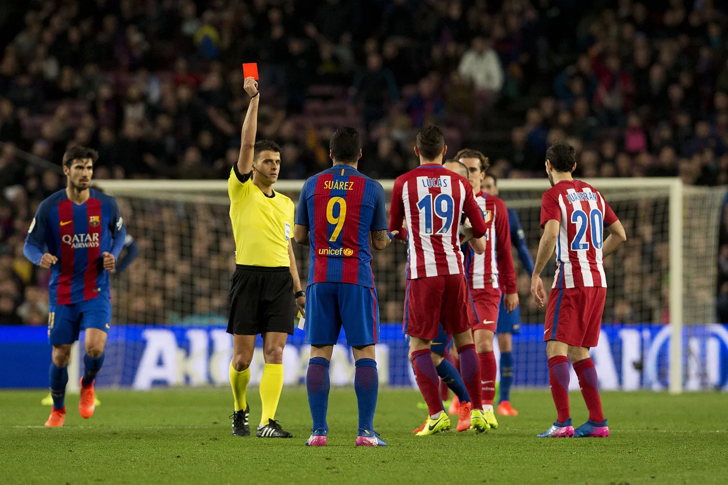 Punast kaarti nägi ka Barcelona ainsa värava autor Luis Suarez.