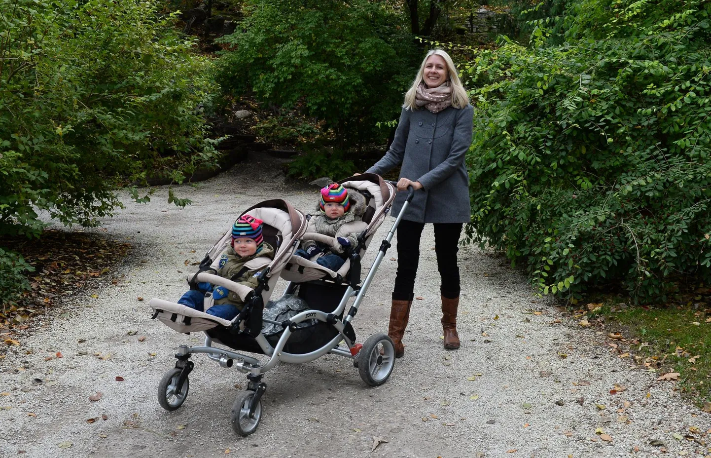 Liina Pulges koos kaksikute Mihkli ja Priiduga