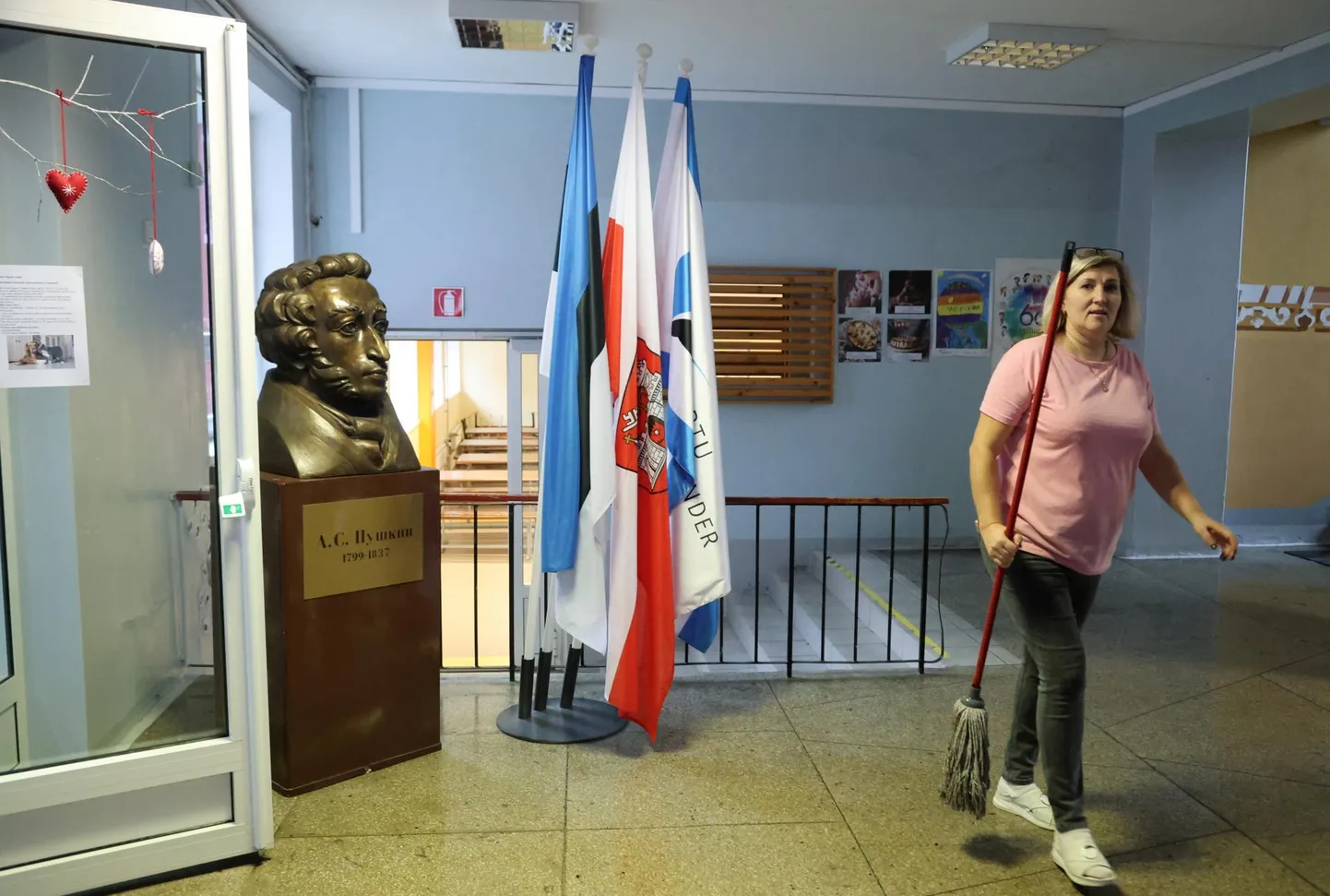 Вчера уборщица Ольга Швецова мыла пол вокруг бюста известного писателя и поэта Александра Пушкина в вестибюле школы.