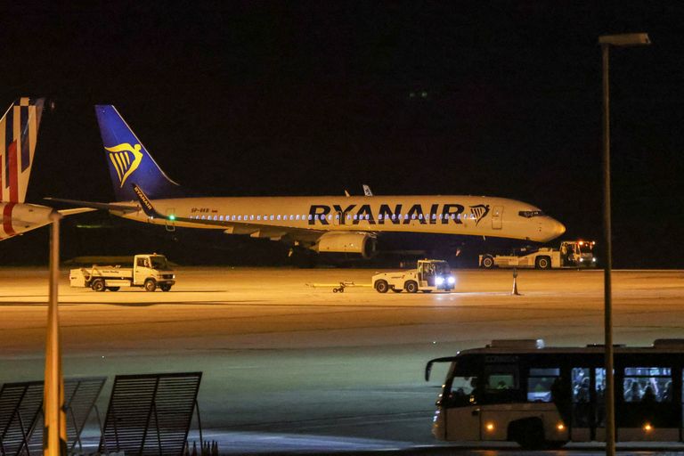 Самолет авиакомпании Ryanair стоит на взлетной полосе после посадки в международном аэропорту Афин "Элефтериос Венизелос" после угрозы взрыва в воздухе, на окраине Афин, Греция, 22 января 2023 года. REUTERS