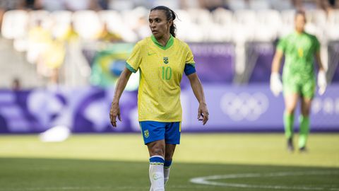 VIDEO ⟩ Olümpial lendas Brasiilia jalgpallur vastasele jalaga näkku