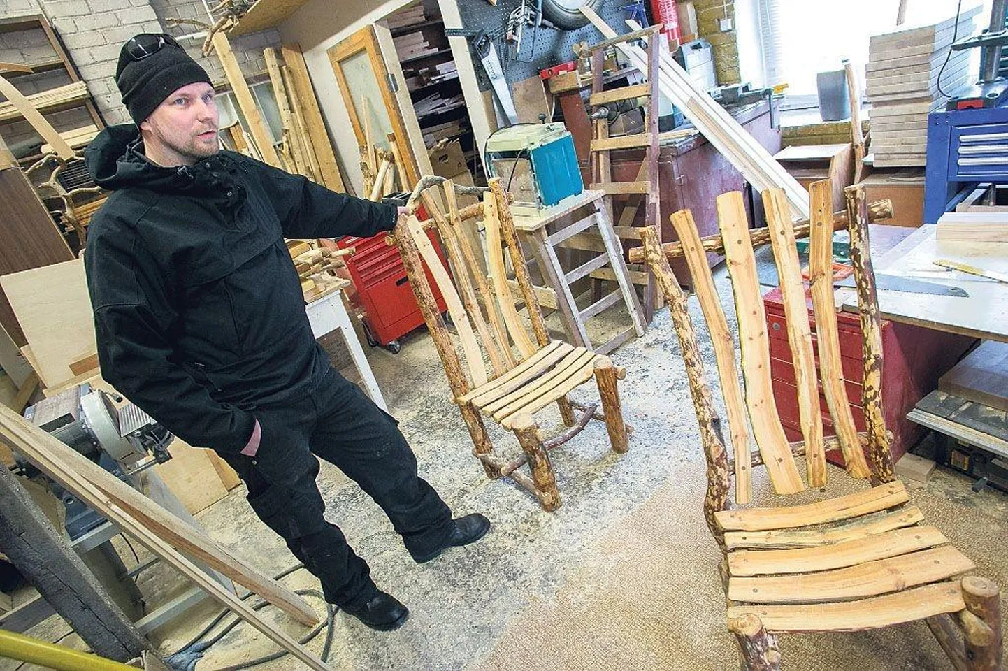 Solve et Coagula väärindab ringmajanduse põhimõtetel puitu, tehes sellest nii suveniire, kingitusi, tarbeesemeid kui  mitmesuguseid mööbliesemeid.