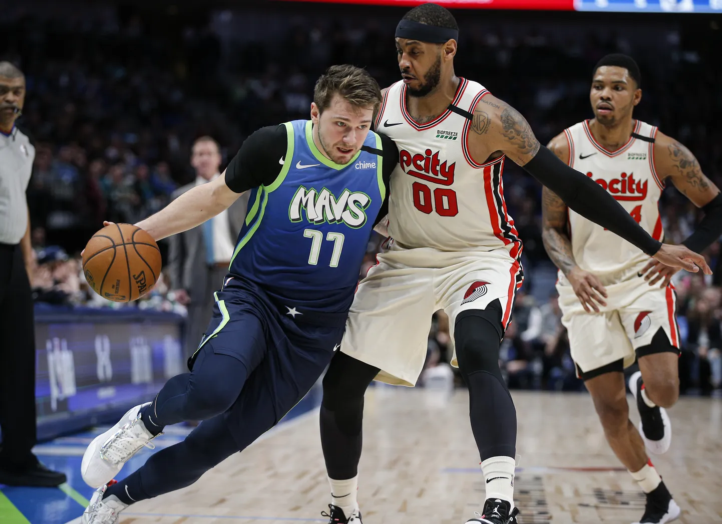Luka Doncic (number 77) rünnakul, Carmelo Anthony (00) kaitses.