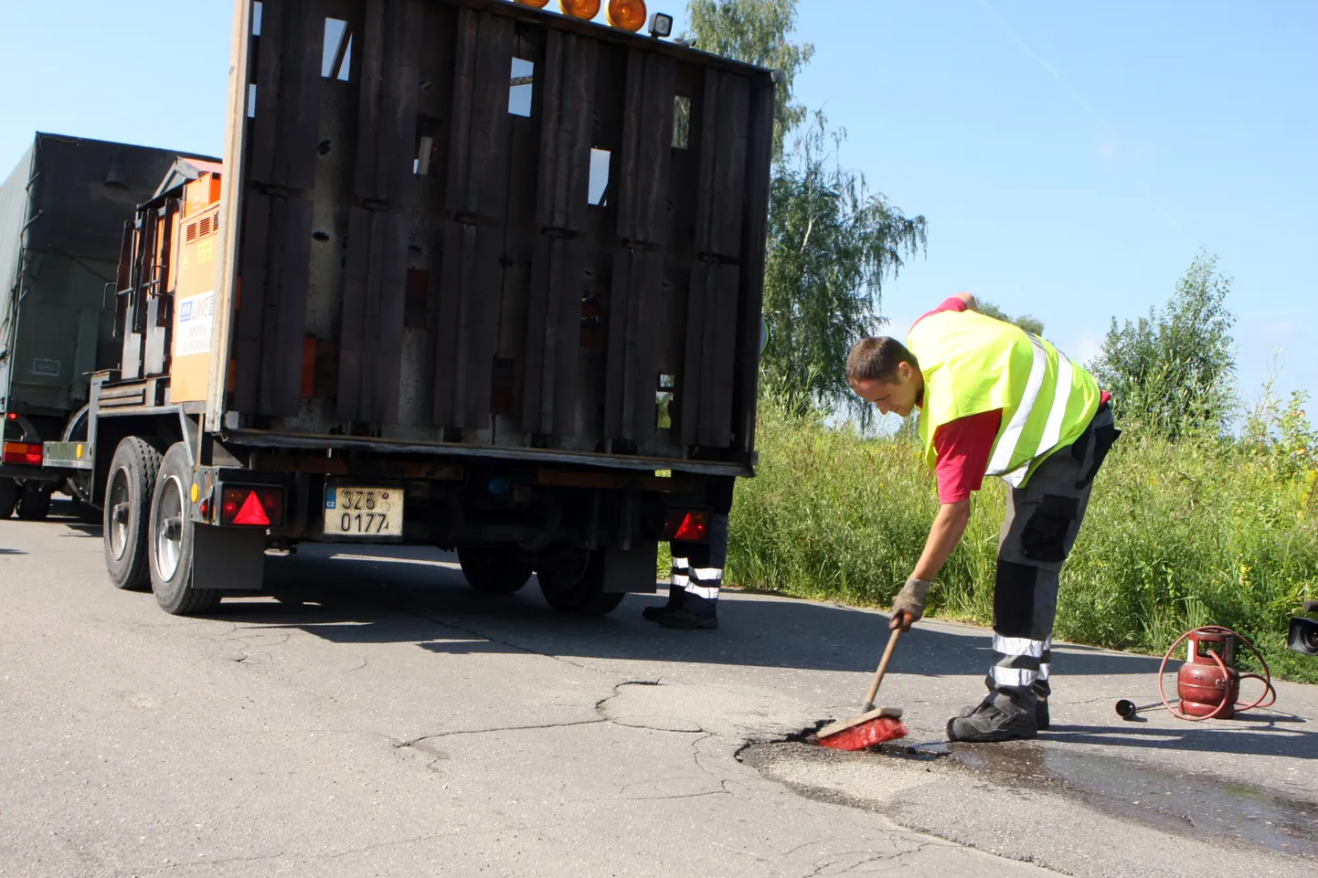 Maskavas un Jāņogu ielas krustojumā uzņēmuma "SD-Serviss" pārstāvji iepazīstina ar jaunu bedru remonta tehniku, kas paredz bedru lāpīšanu arī ziemas apstākļos un garantē labotā ceļa posma noturību līdz trim gadiem.