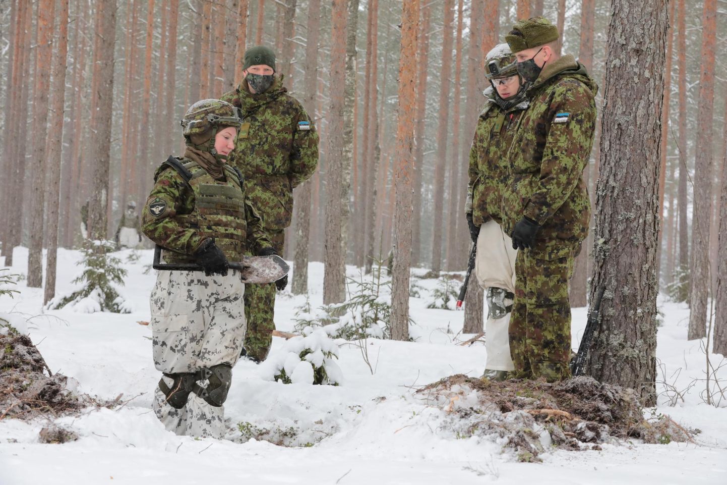 Viru jalaväepataljoni sõdurid harjutasid metsalaagris muu hulgas automaadist laskmist.