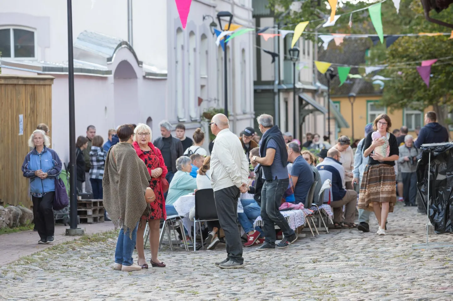 Viljandi sünnipäev on alati rahvast meelitanud. Pildil tunamullune pikalauapidu.