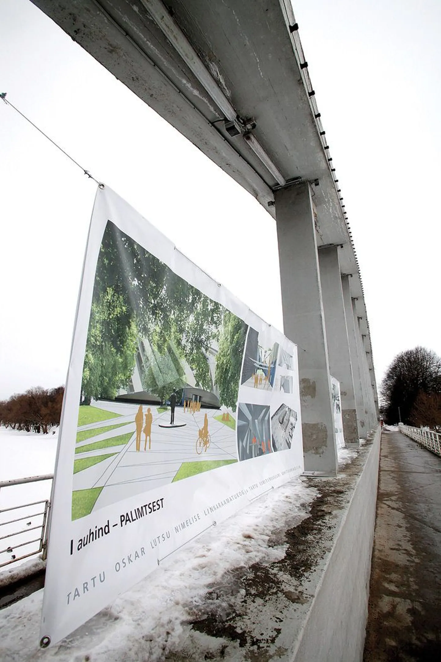 Eile pärastlõunal avati Kaarsillal Tartu kunstimuuseumi ja linnaraamatukogu arhitektuurivõistlusel osalenud tööde näitus.  Esiplaanil võidutöö «Palimtsest».