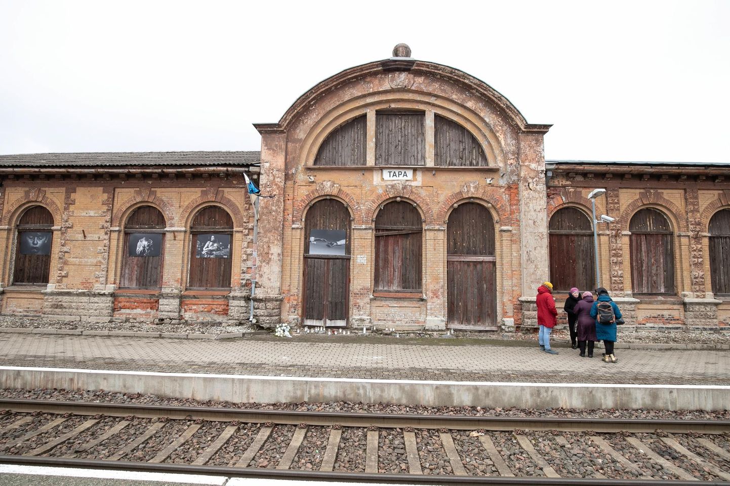 Märtsiküüditamise aastapäeva küünlad ja leinalipp Tapa raudteejaamas. 14. juunil mälestatakse raudteejaamades taas küüditatuid.

 