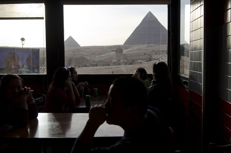 Giza püramiidid Pizza Huti aknast