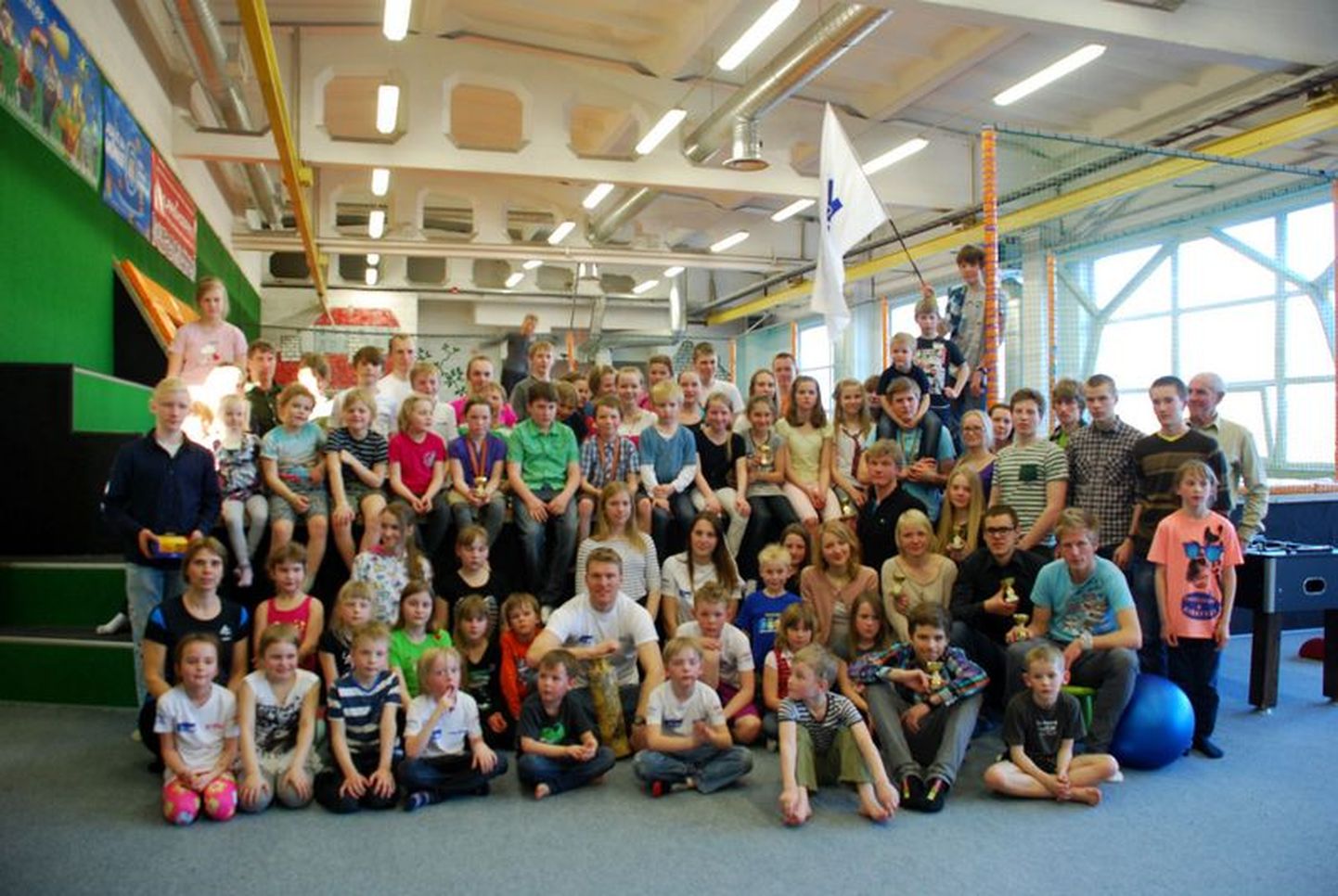 Tartu suusaklubi hooaja lõpupeol jäi ühispildile 81 suusasõpra.